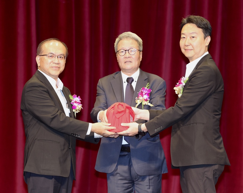 交通部2日在台北舉行新任部長交接典禮，代理部長陳彥伯（左）在政務委員陳金德（中）監交下，將印信交給新任部長陳世凱（右）。中央社記者張皓安攝  113年9月2日 (圖：中央社)