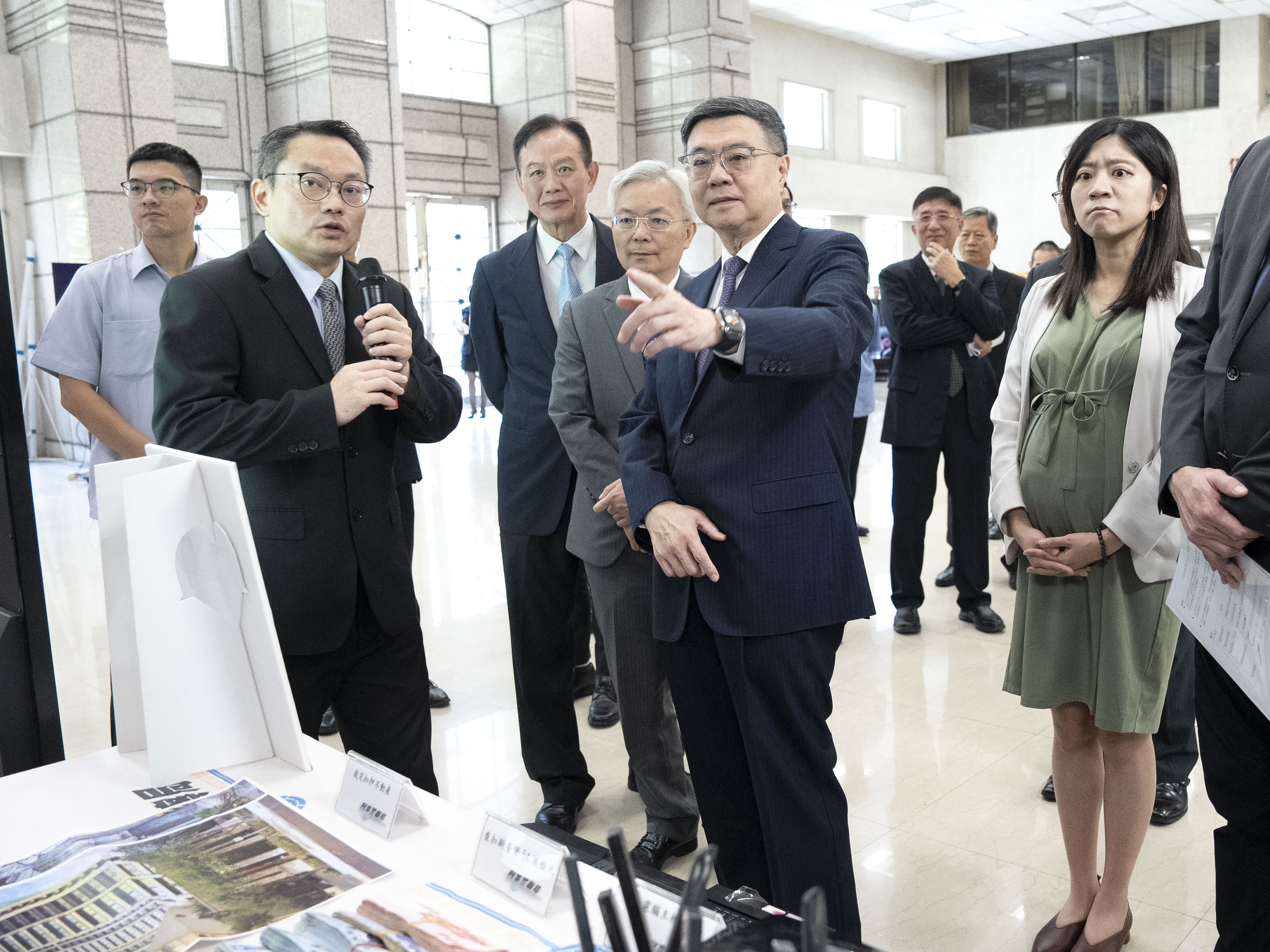 行政院長卓榮泰2日上午，至刑事警察局出席「113年全國同步掃黑、蕭槍行動專案」成果記者會，並巡視掃蕩成果及勗勉執法有功人員。(記者楊仁翔 攝)