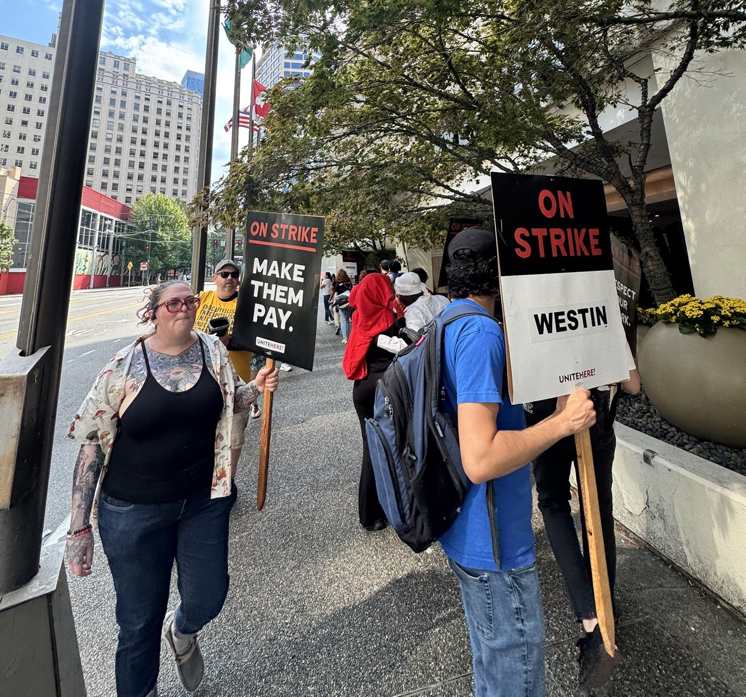 全美上萬名飯店員工1日發起罷工，要求提高工資，補足人力。(X平台)