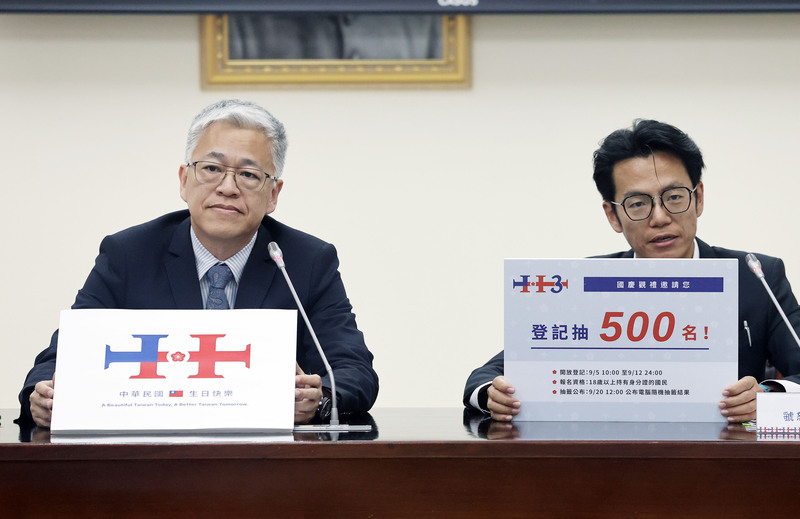 國慶籌備委員會3日下午由身兼慶籌會秘書長的內政部次長吳堂安（左），以及大會處長虢恕仁（右）說明今年國慶大會主題及主視覺設計，並將開放500個名額讓民眾報名入場觀禮等。中央社記者郭日曉攝  113年9月3日 (圖：中央社)