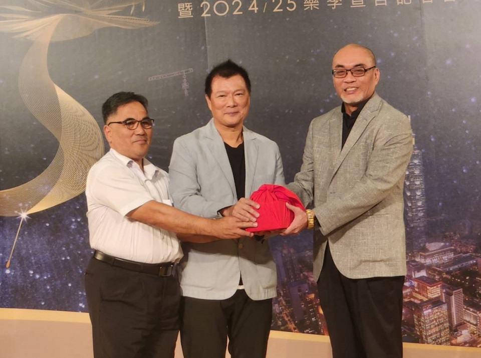 在台北市文化局長蔡詩萍(中)的監交下，鄭立彬(右)從代理團長劉得堅(左)手中接下印信，二度擔任台北市立國樂團團長。(江昭倫 攝)