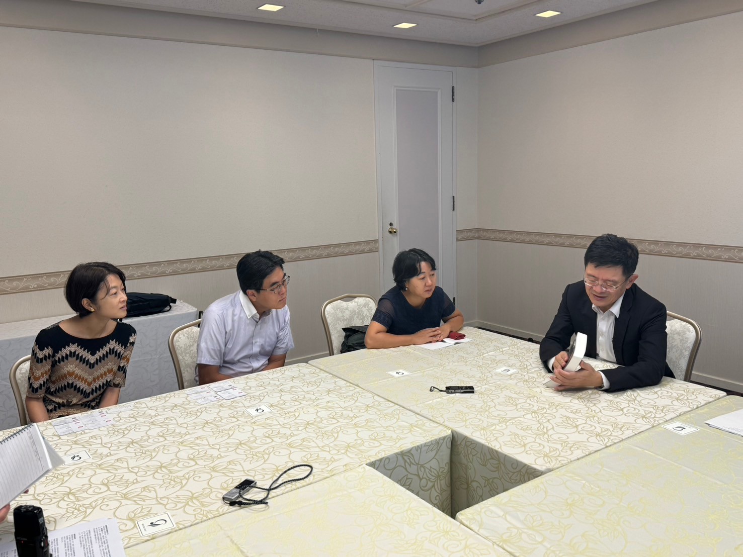 張瑞昌總台長、 劉夏如董事與教授們座談。 (豐田楓蓮 攝)