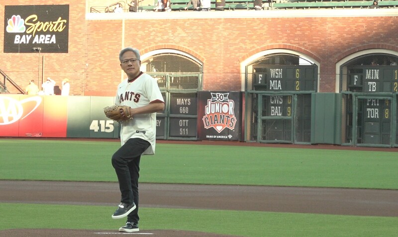 MLB舊金山巨人首度舉辦「台灣之夜」，輝達（NVIDIA）執行長黃仁勳繼5月在奧克蘭運動家後，3日再度為台灣日站上投手丘。 (圖：中央社)