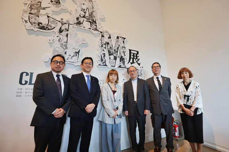 文化部長李遠（右3）由駐日台灣文化中心主任曾鈐龍（左1）陪同，4日造訪日本國立新美術館，拜會館長逢坂惠理子（右1）。日本首位漫畫家議員赤松健（左2）陪同參觀4位女性漫畫家組成的團隊CLAMP紀念出道35週年展覽。（文化部提供） (圖：中央社)