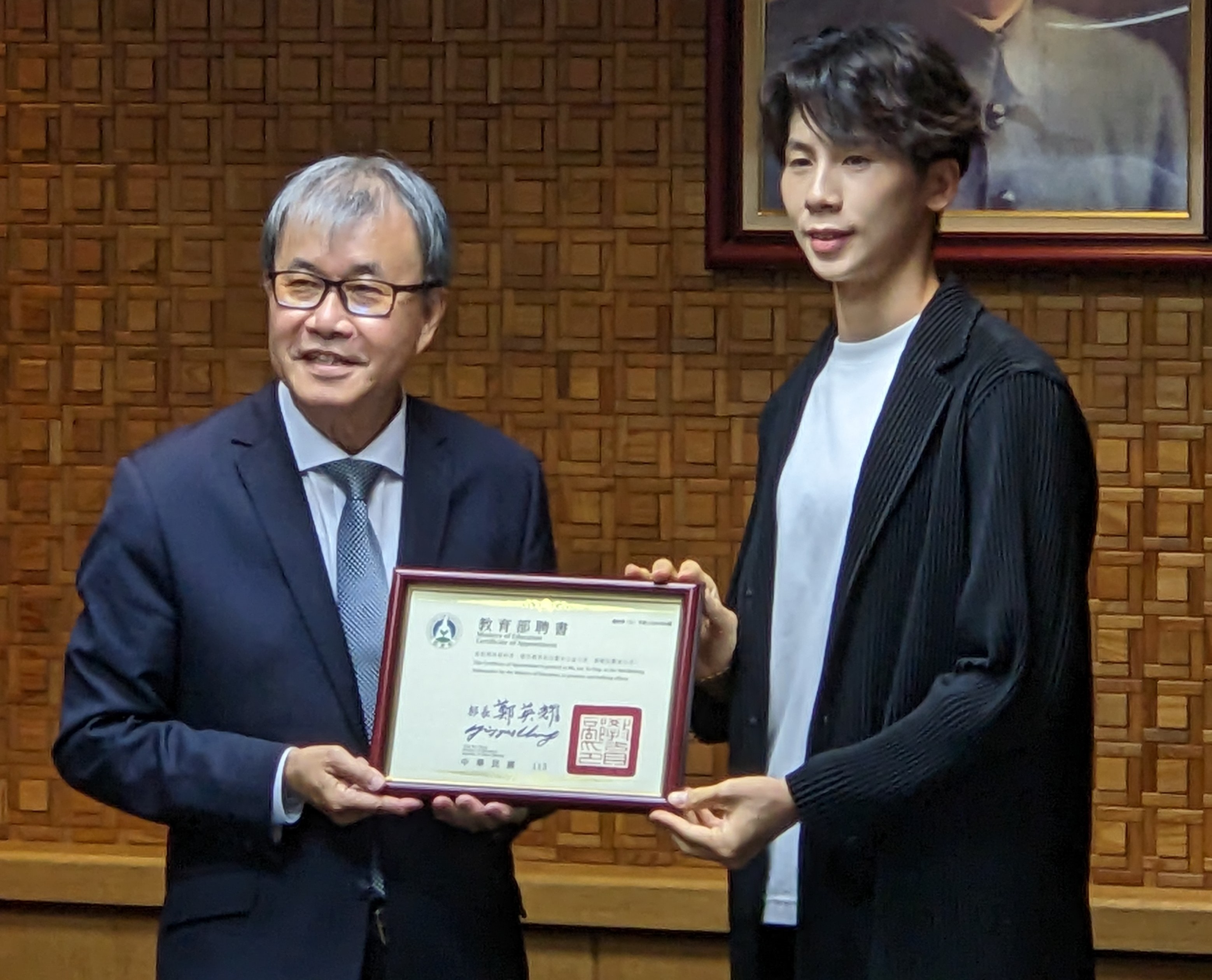 「台灣拳后」林郁婷受邀擔任教育部反霸凌公益大使，教育部長鄭英耀今天(4日)在部務會議上正式頒發聘書給林郁婷。(陳念宜 攝)