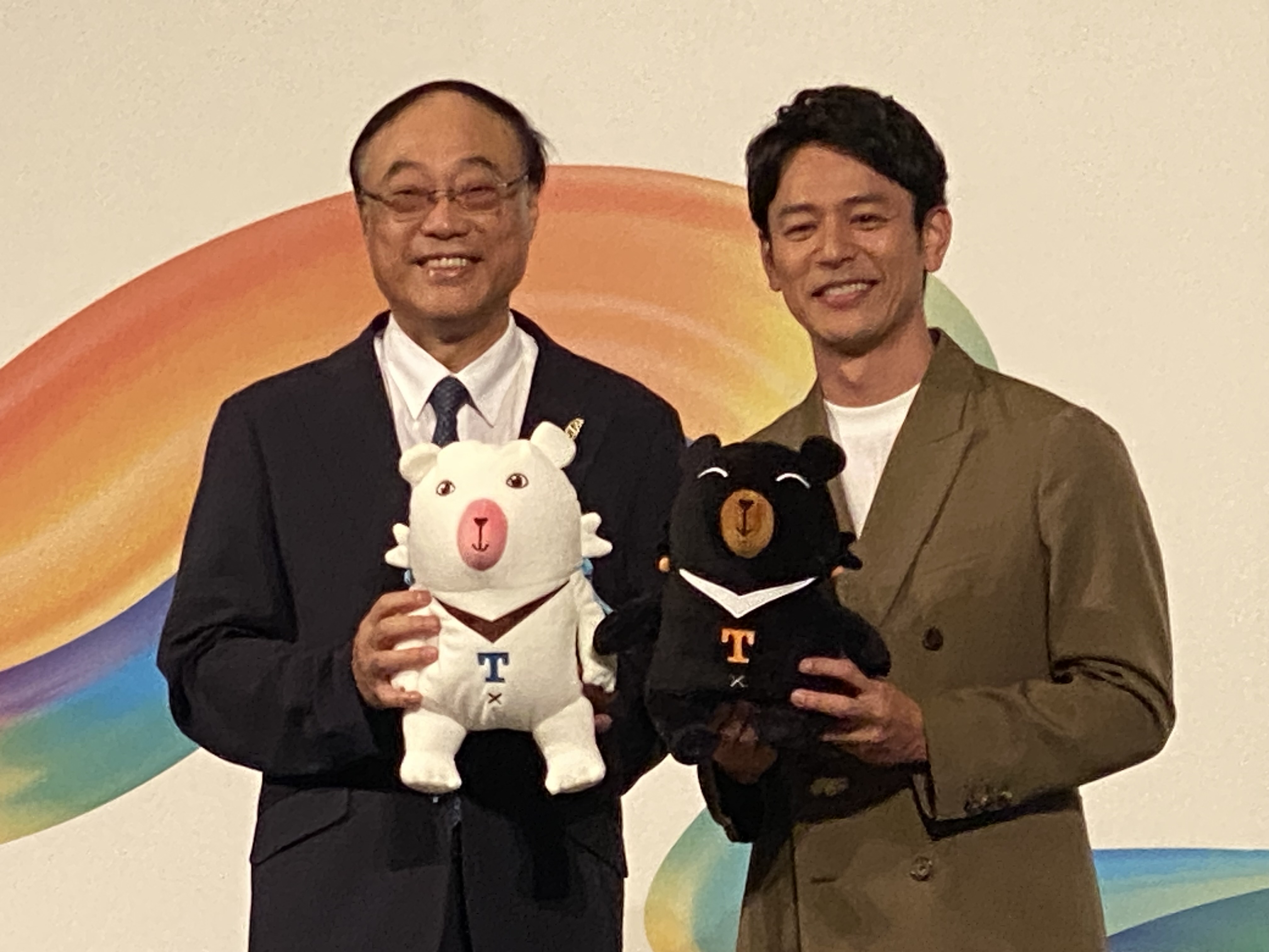 妻夫木聰(右)4日開心接受觀光署長周永暉(左)致贈的吉祥物。(吳琍君攝)