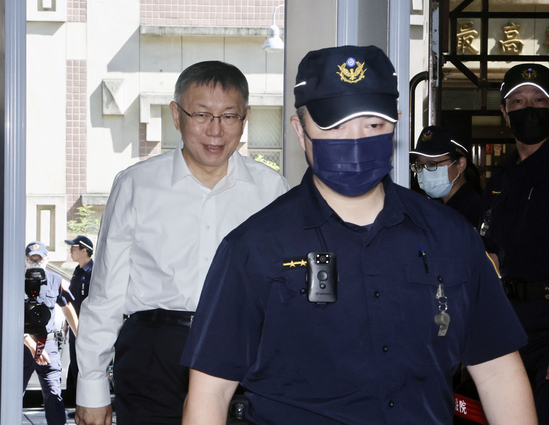 北檢偵辦京華城案，聲押前台北市長柯文哲(後左)，今天下午2時再度召開羈押庭，最後裁定羈押禁見。 (資料照：中央社)