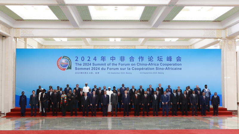 學者揭中非論壇大撒幣真相 ，一半用來解決中國產能過剩問題。圖為中國國家主席習近平在開幕式前與到訪的50多個非洲國家領導人與代表一同合影。（讀者提供） (圖：中央社)