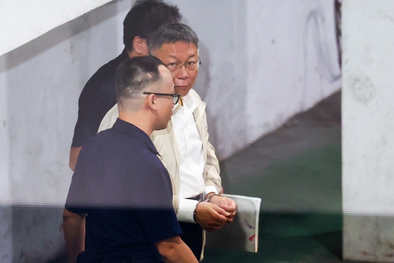 前台北市長、民眾黨主席柯文哲（中白衣者）涉京華城案遭羈押中，民眾黨團總召黃國昌指內政部未安排柯文哲的位子，內政部回應邀請作業為大會處，非內政部決定。 (圖：中央社)