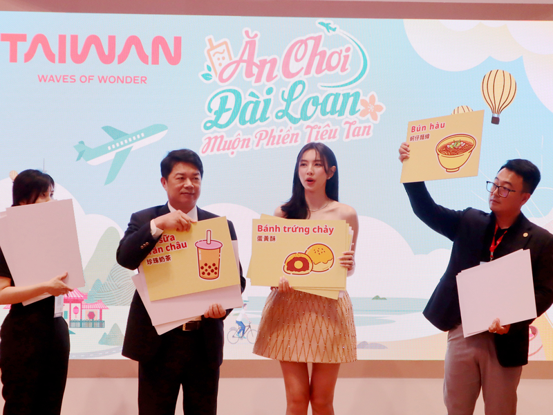 駐胡志明市辦事處長韓國耀（左2）、越南選美皇后阮垂仙（右2）、交通部觀光署駐胡志明市辦事處主任周欣毅（右1）5日出席2024胡志明市國際旅展台灣館開幕，並和現場民眾玩起台灣小吃賓果遊戲。 (圖：中央社)