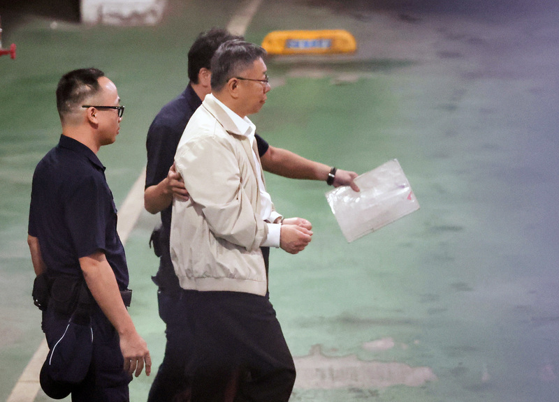 前台北市長柯文哲（前右）被控在京華城案涉圖利、收賄等罪遭聲押禁見，一度無保請回被撤銷發回，5日重開羈押庭更裁柯文哲羈押禁見，柯文哲也在法警戒護下乘囚車前往北所。中央社記者張新偉攝  113年9月5日 (圖：中央社)