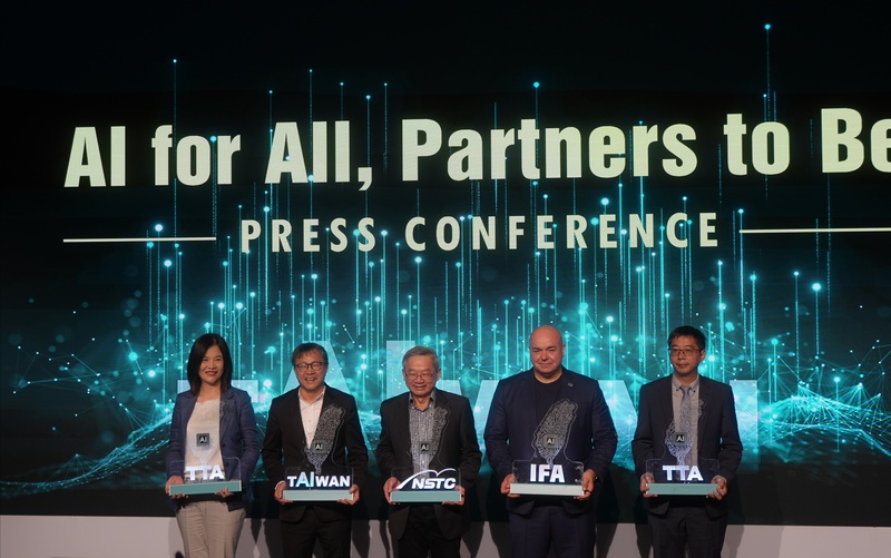 國科會與台灣科技創新基地於柏林IFA舉辦「AI forAll, Partners to Be」記者會，推動台灣與全球夥伴AI技術創新應用合作。國科會主委吳誠文（中）與IFA執行長林德納（右二）、駐德代表謝志偉（左二）等人合影。(圖：中央社)