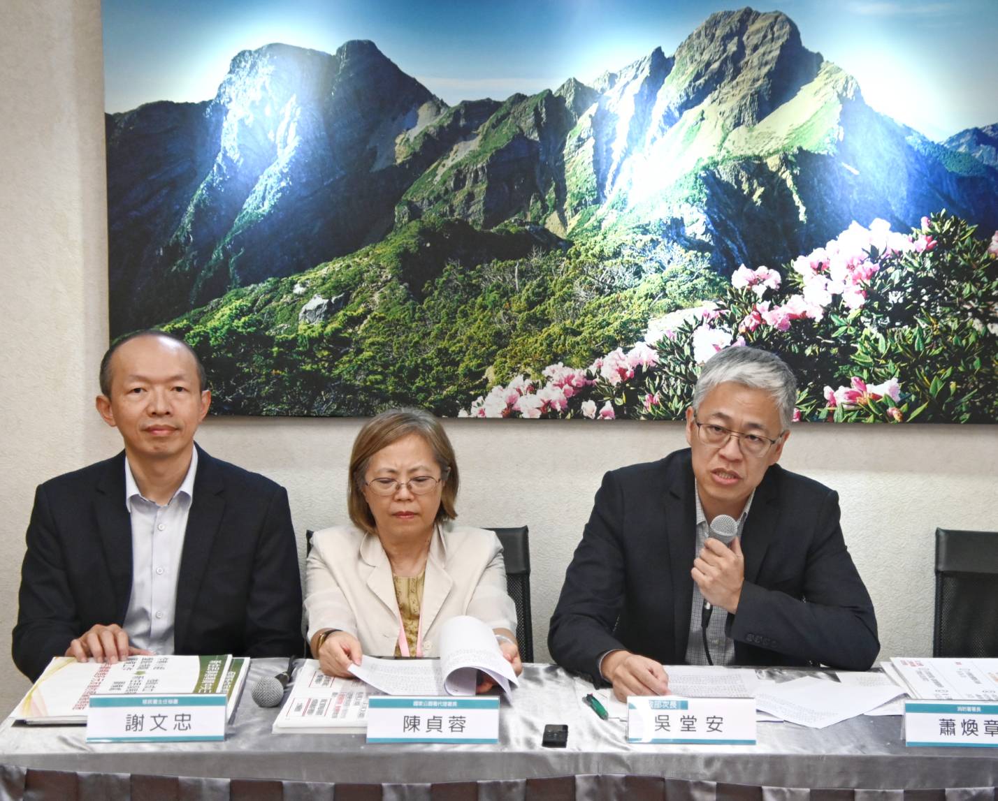 為落實保障新住民權益，内政部今天(5日)部務會報安排移民署報告「新住民發展署籌備進度」，次長吳堂安(右)擔任新住民發展署籌備處作業小組召集人。(圖 : 內政部官網)