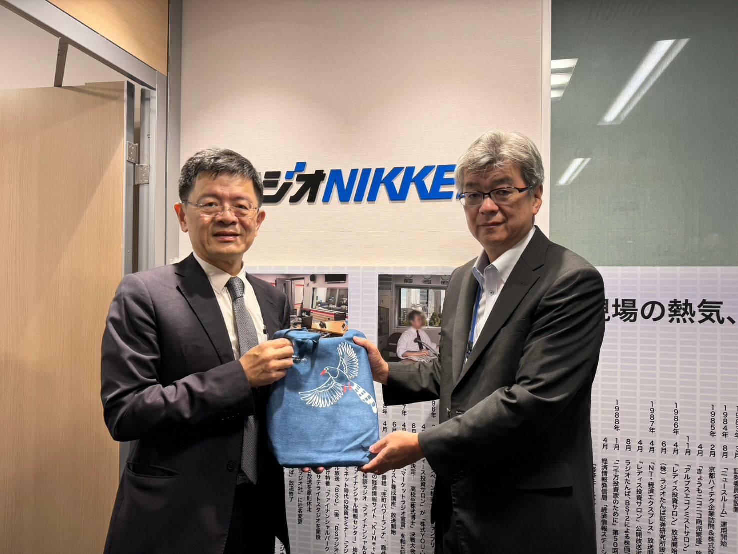 張瑞昌總台長(左)致贈紀念品給日經電台小手森信一(Otemori Shinichi)社長。(圖：黃佳山 攝)