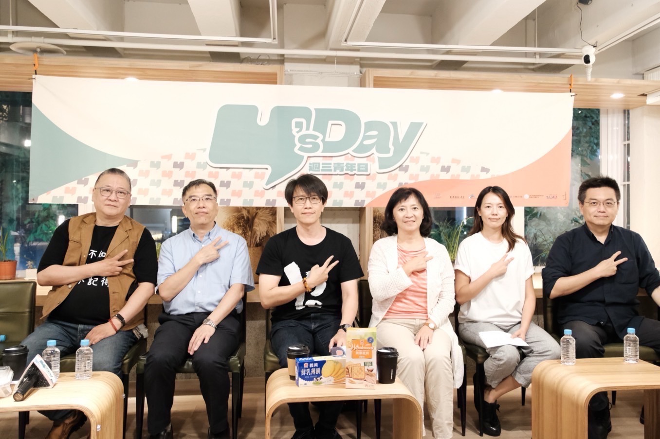 Y’s Day「週三青年日」4日進行「藍綠之外？台灣第三勢力的生存之道」座談。圖左起吳崑玉 陳俐甫 董思齊  周倪安 沈佩玲   周德望。(台灣智庫提供)