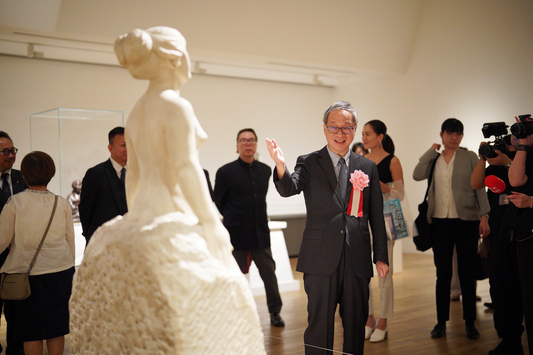 文化部長李遠5日出席東京藝術大學開幕的「黃土水與他的時代—台灣首位西洋雕塑家與20世紀初期的東京美術學校」特展。(文化部提供)