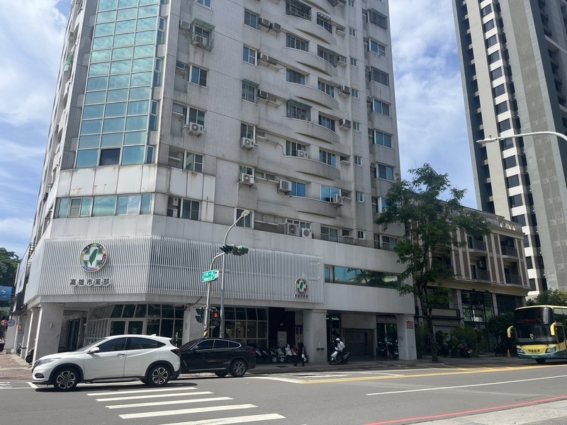 位於高雄鼓山區的民主進步黨高雄黨部5日晚間遭不明人士朝大門丟雞蛋。(高市鼓山警分局提供)(圖：中央社)
