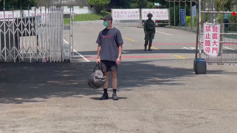 藝人許光漢（前）入伍今天(6日)結訓，圖為許光漢中午獨自步出成功嶺大門。(圖：中央社)