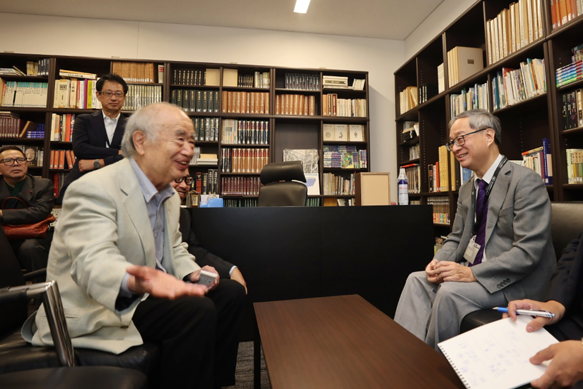 赴日訪問的文化部長李遠(右)6日參訪角川武藏野博物館，高齡81歲的角川集團名譽理事角川歷彥(左)親自出面接待，兩人相談甚歡。(文化部提供)