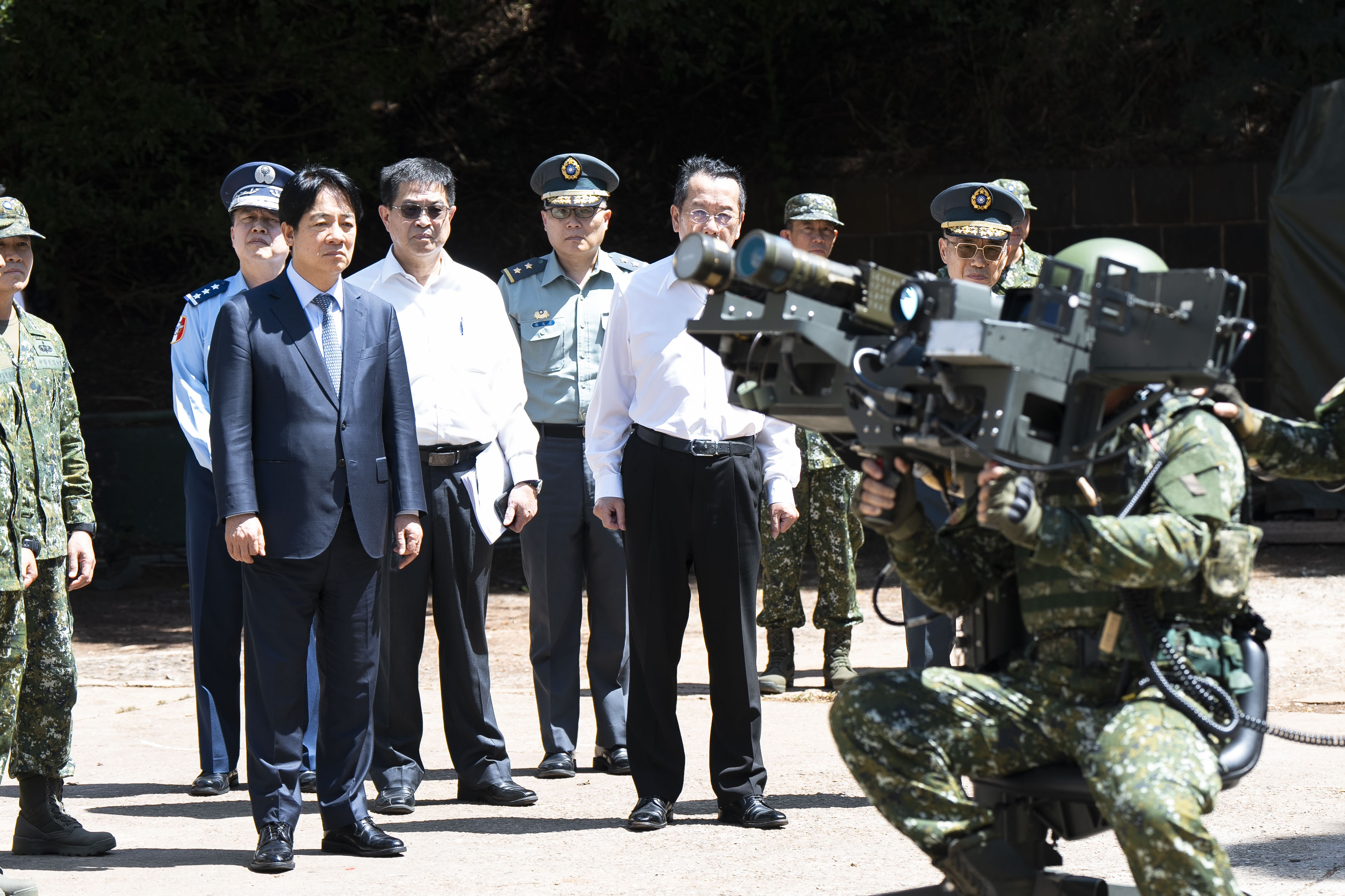 賴清德總統6號上午在國防部長顧立雄、國安會副祕書長劉得金的陪同下，視導澎防部防空連雙連裝刺針飛彈系統接戰演訓。(記者 楊仁翔攝)  。(記者 楊仁翔攝)