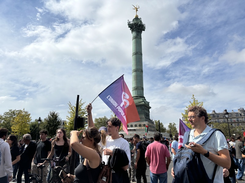 法國民眾7日走上街頭，抗議總統馬克宏拒絕接受國會第一勢力推舉的總理人選。巴黎的遊行從法國大革命地標巴士底廣場出發，一名民眾手舉極左翼「不屈法國」的旗幟。中央社記者曾婷瑄巴黎攝 113年9月8日 (圖：中央社)