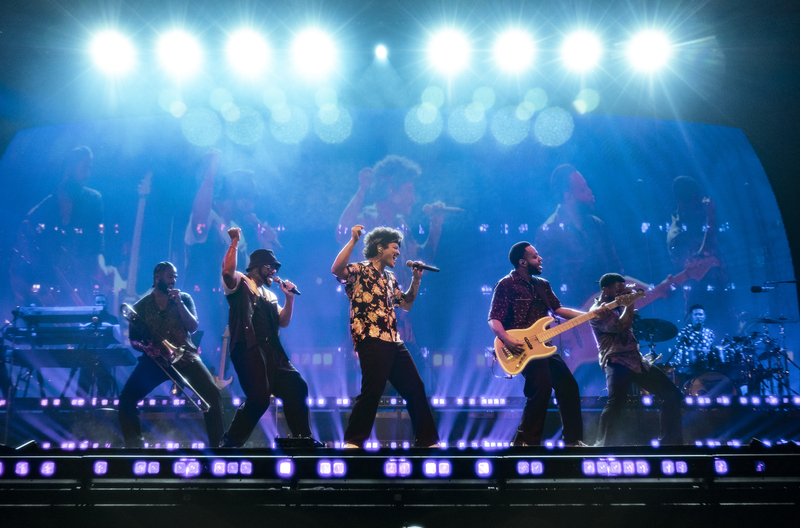 美國歌手火星人布魯諾(Bruno Mars)2024年9月在高雄世運主場館開唱，吸引世界各地的歌迷到場朝聖。(Live Nation Taiwan提供) (圖：中央社)