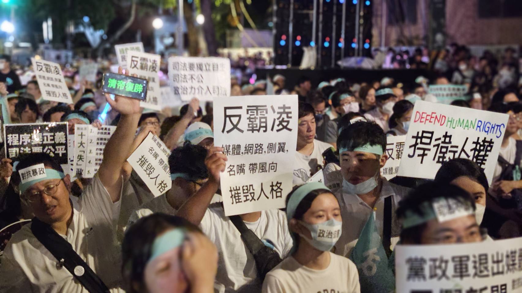 民眾黨舉辦晚會聲援柯文哲，近2萬人到場支持。(歐陽夢萍 攝)