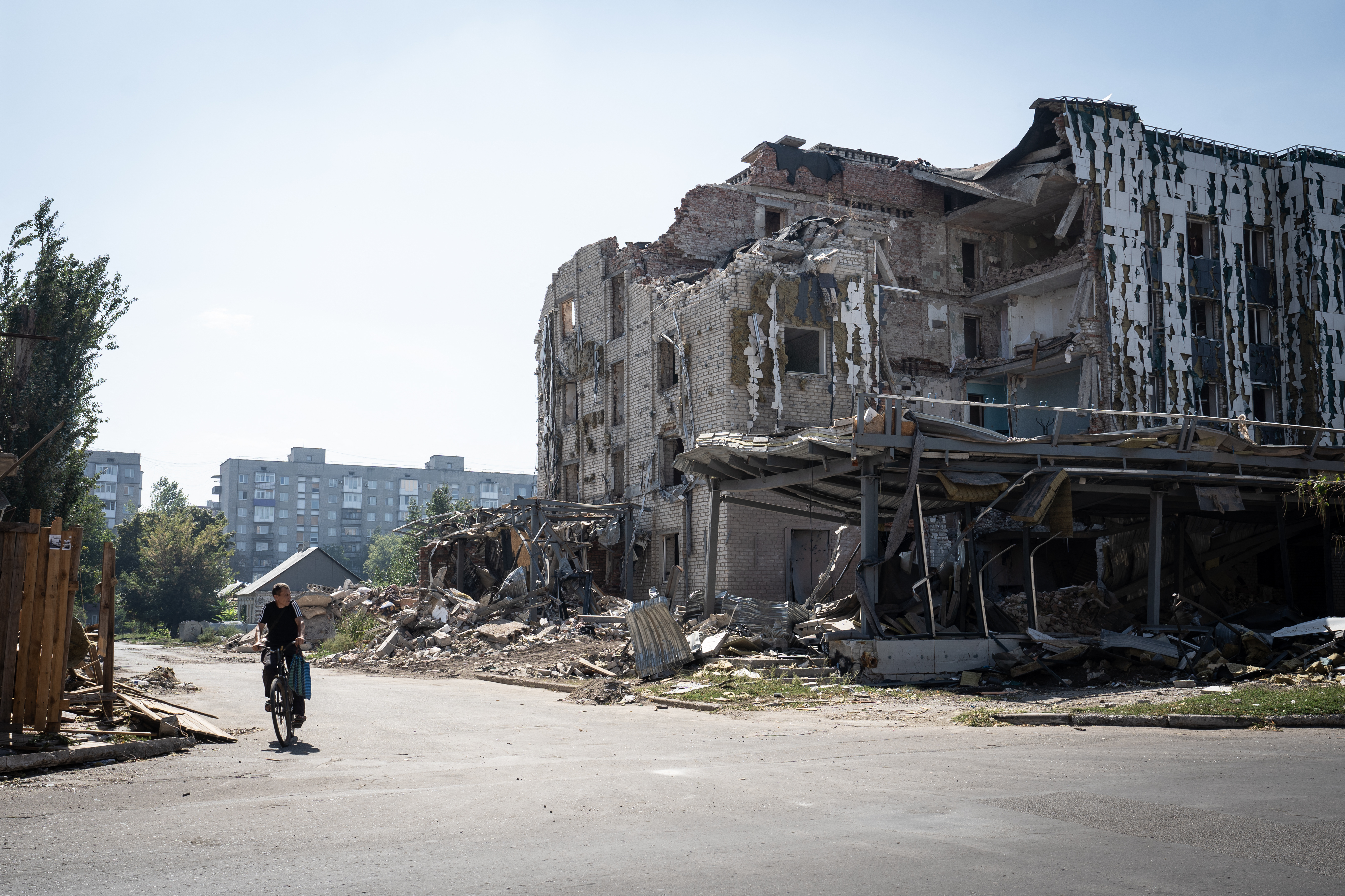 烏克蘭東部城鎮波克羅夫斯克(Pokrovsk)(圖)周邊地區遭到俄羅斯攻擊後景象。(AFP)