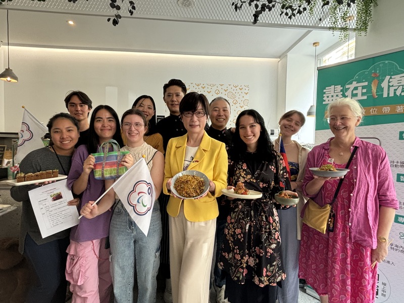 僑委會「台灣美食國際巡迴講座」8日抵達巴黎，10多位法國國立東方語言與文化學院學子共襄盛舉，並與駐法代表郝培芝（前右3）及兩位大廚合影。他們表示，希望下廚鍛鍊，迫不及待將台灣美食推廣給同校學生。 (圖：中央社)
