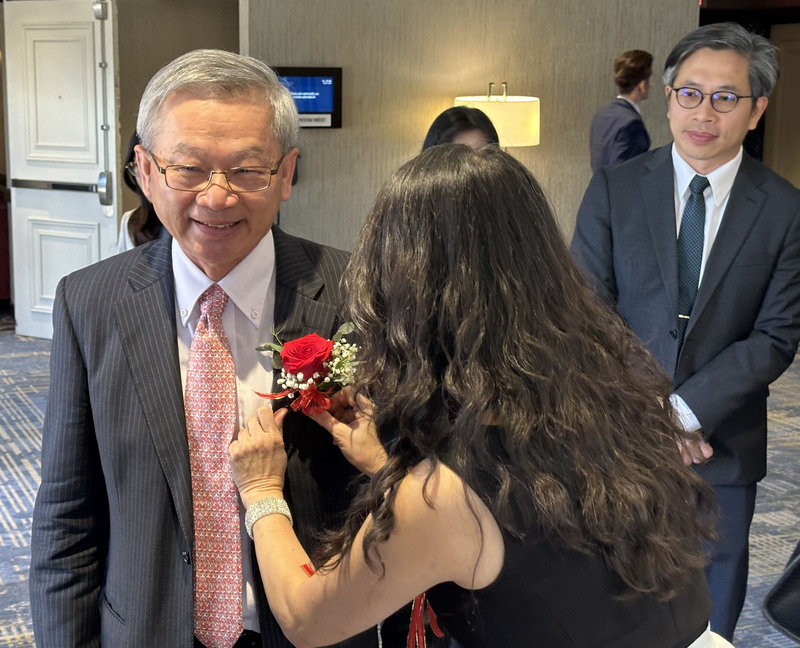 行政院政務委員兼國科會主委吳誠文(左)，在紐約舉行的美東華人學術聯誼會年會說明台灣自主AI發展規劃。 (圖：中央社)