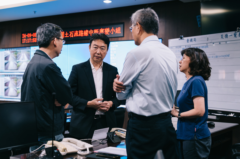 交通部長陳世凱（左2）剛上任就遇到大雨導致蘇花公路崇德至和仁鐵公路中斷，隨即從台中北上到台鐵應變中心聽取簡報。（交通部提供） (圖：中央社)