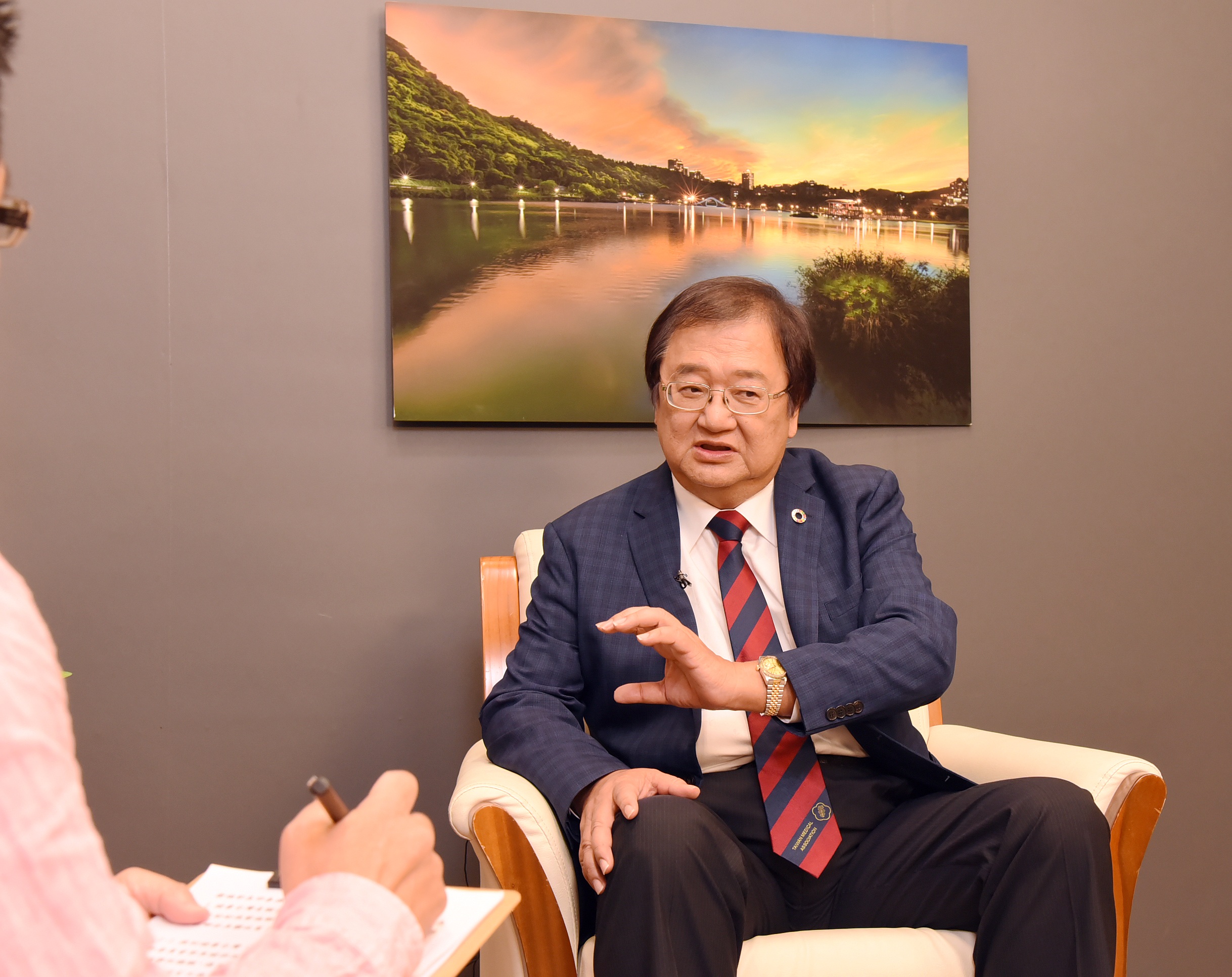 衛福部長邱泰源9日接受央廣專訪，強調會保障新住民權益。(江麗華 攝)
