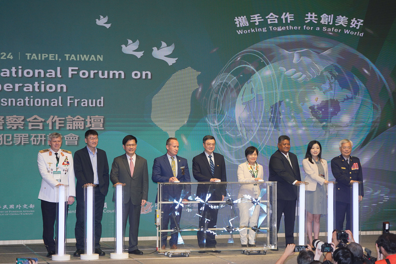 「2024國際警察合作論壇－打擊跨境詐欺犯罪研討會」10日上午在台北舉行開幕典禮，行政院長卓榮泰(中)、內政部長劉世芳(右4)、外交部長林佳龍(左3)、警政署長張榮興(右1)等人出席。(圖:中央社)
