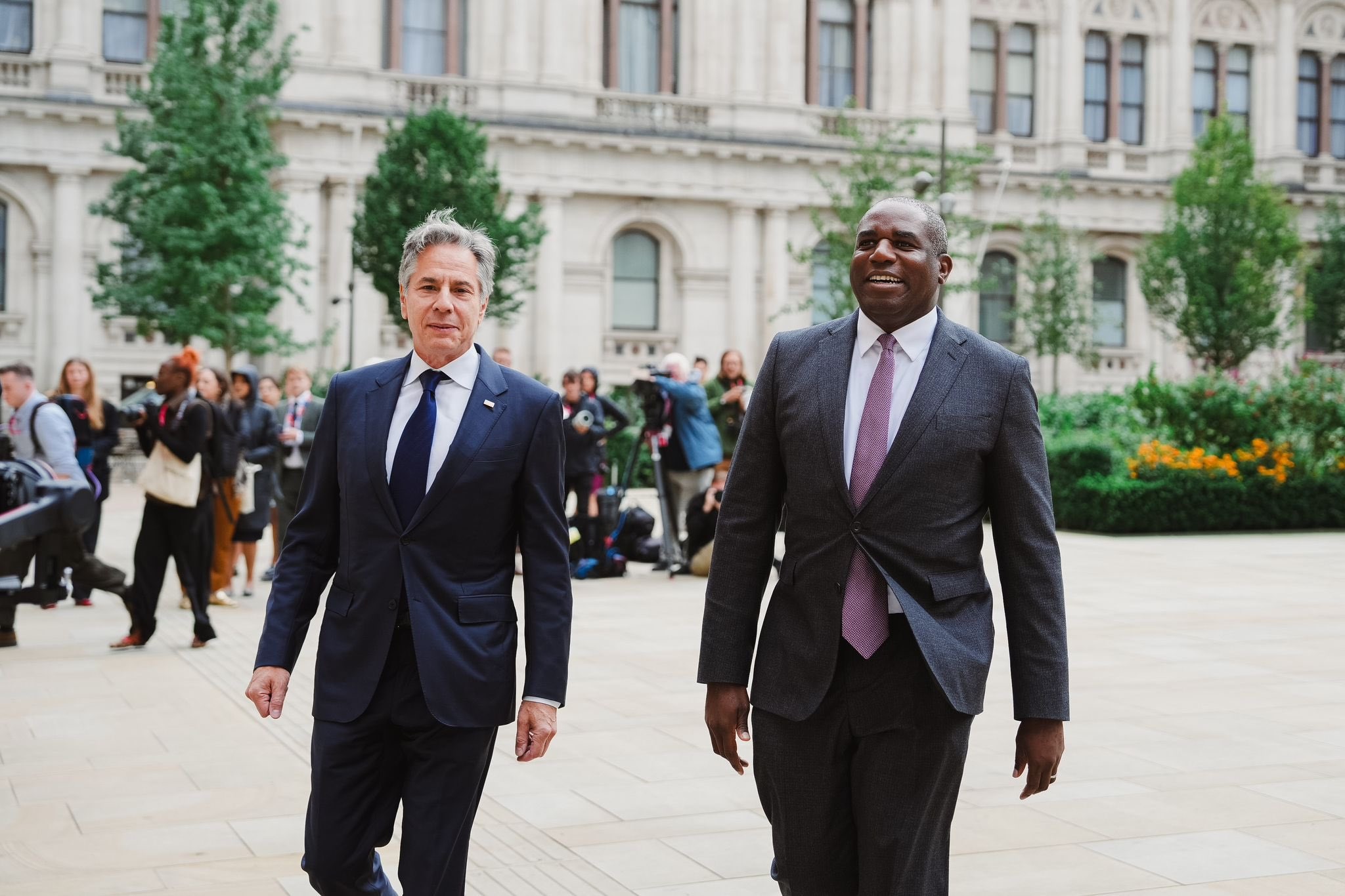 英國外交大臣拉米(David Lammy，右)和美國國務卿布林肯(Antony Blinken，左)11日將抵達烏克蘭訪問。(X平台@DavidLammy)