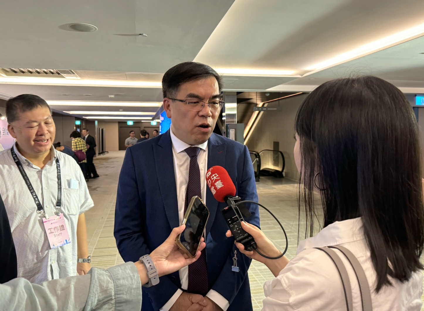 彭啓明10日透露，碳費優惠費率落在新台幣100元上下。(劉品希 攝)