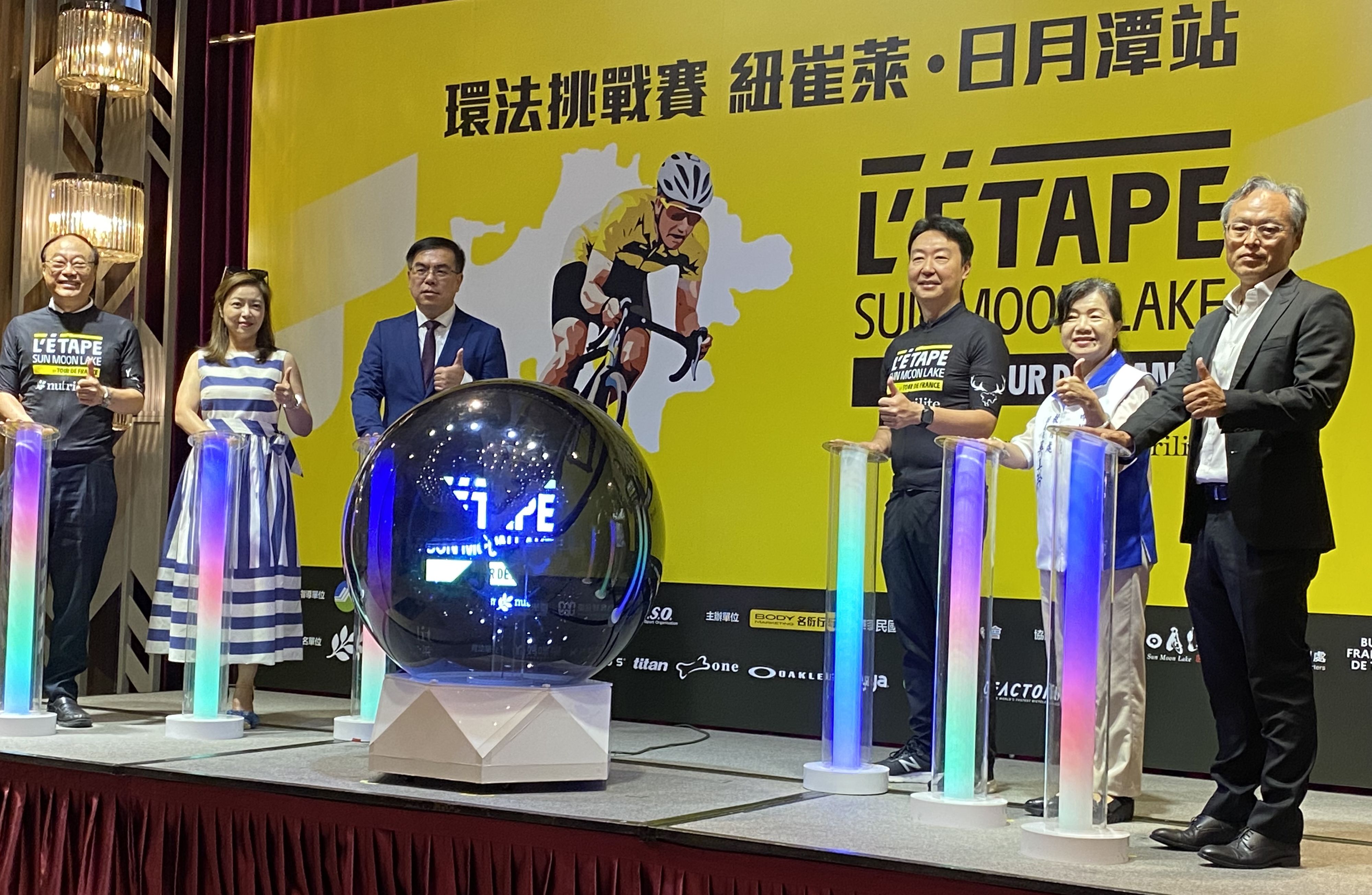 交通部長陳世凱(中右)10日攜手環境部長彭啓明(中左)，和觀光署長周永暉(左)以及「環法自行車挑戰賽-紐崔萊․日月潭站」的主辦單位和冠名贊助單位，共同在台北宣告，全球歷史最悠久、規模最大的「環法自行車挑戰賽」，將於11月底在日月潭舉辦全球第33站賽事！(吳琍君攝)