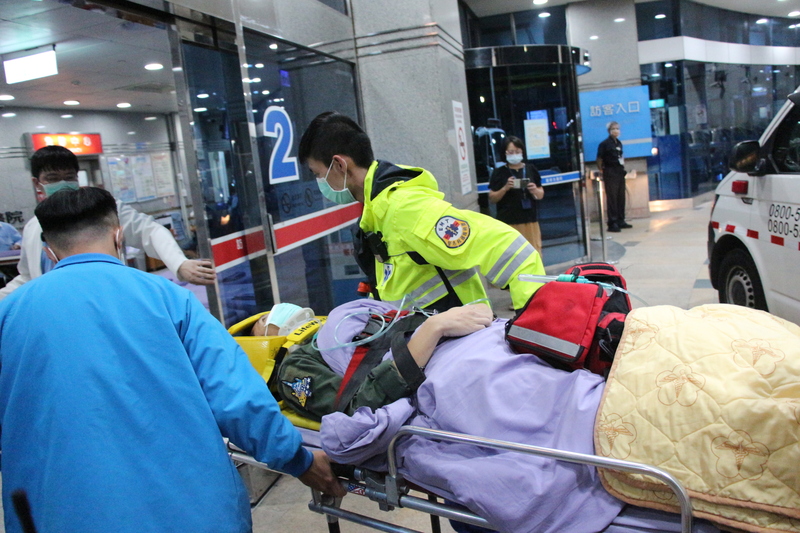 10號晚間幻象戰機飛官跳傘逃生事件，海巡駁斥外界指誤判導致延誤送醫的傳聞，澄清接獲通報後立即前往協助搜救，並順利將飛官救起，並無延誤。圖為飛官受救起後送醫檢查的畫面。 (圖：中央社)