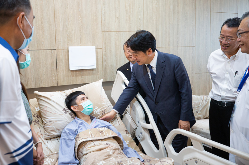 因戰機動力失效跳傘逃生獲救的空軍上尉飛官謝沛勳，已於13日上午辦理出院手續。圖為賴清德總統日前前往探視。(總統府提供/圖：中央社)