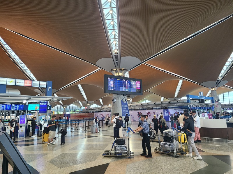 馬來西亞為遏阻M痘疫情，強化吉隆坡國際機場與陸路關卡篩檢盤查，已篩檢入境的620萬人次旅客，結果呈陰性反應。圖為吉隆坡國際機場第一航廈。 (圖：中央社)