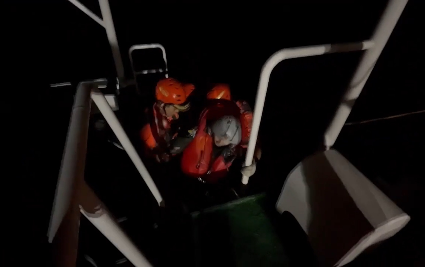 空軍二聯隊單座型幻象2000戰機(2047)，10日晚上執行夜航訓練時突發動力失效墜海，所幸駕駛員順利彈射逃生並獲救。(空軍司令部提供)