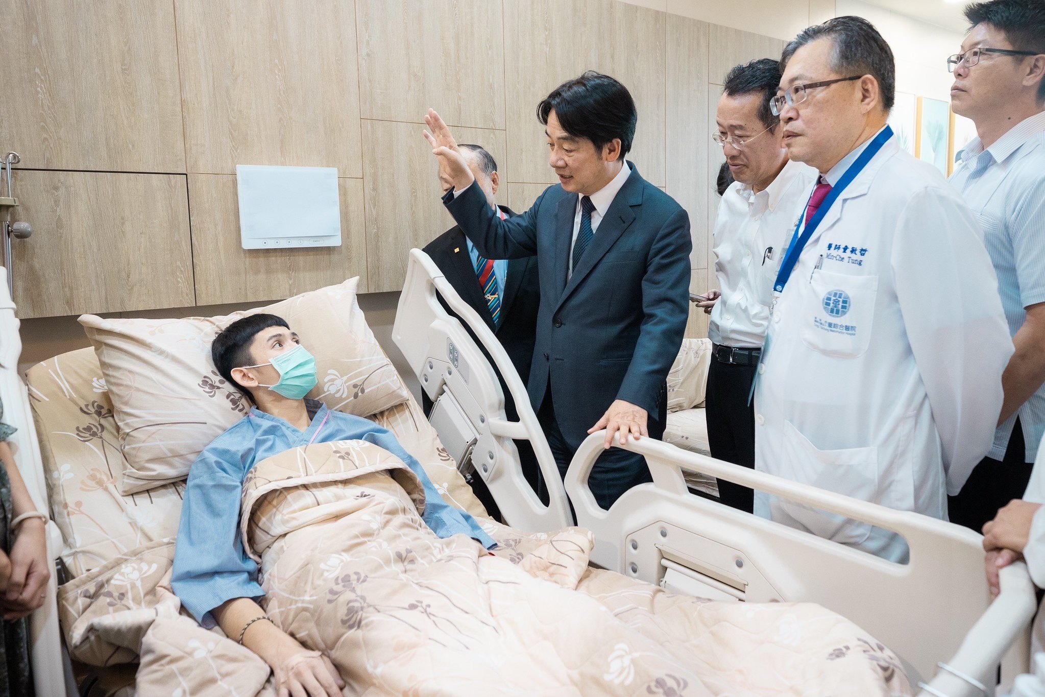 幻象2000墜海，賴清德總統11日探視獲救飛官謝沛勳。 (圖:總統府)