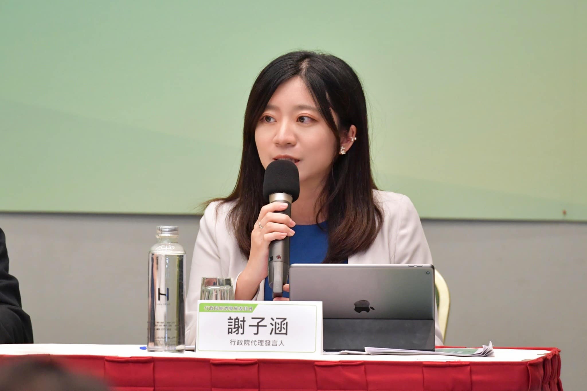 行政院代理發言人謝子涵表示，顧問會議的建議結論將在後續經發會會議中等交換意見，並經確認才會形成政策。(圖：謝子涵臉書)