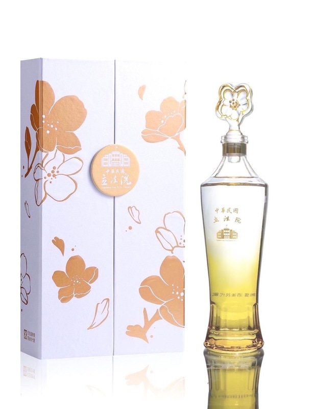 立法院12日公布新款紀念酒造型。(立法院提供)