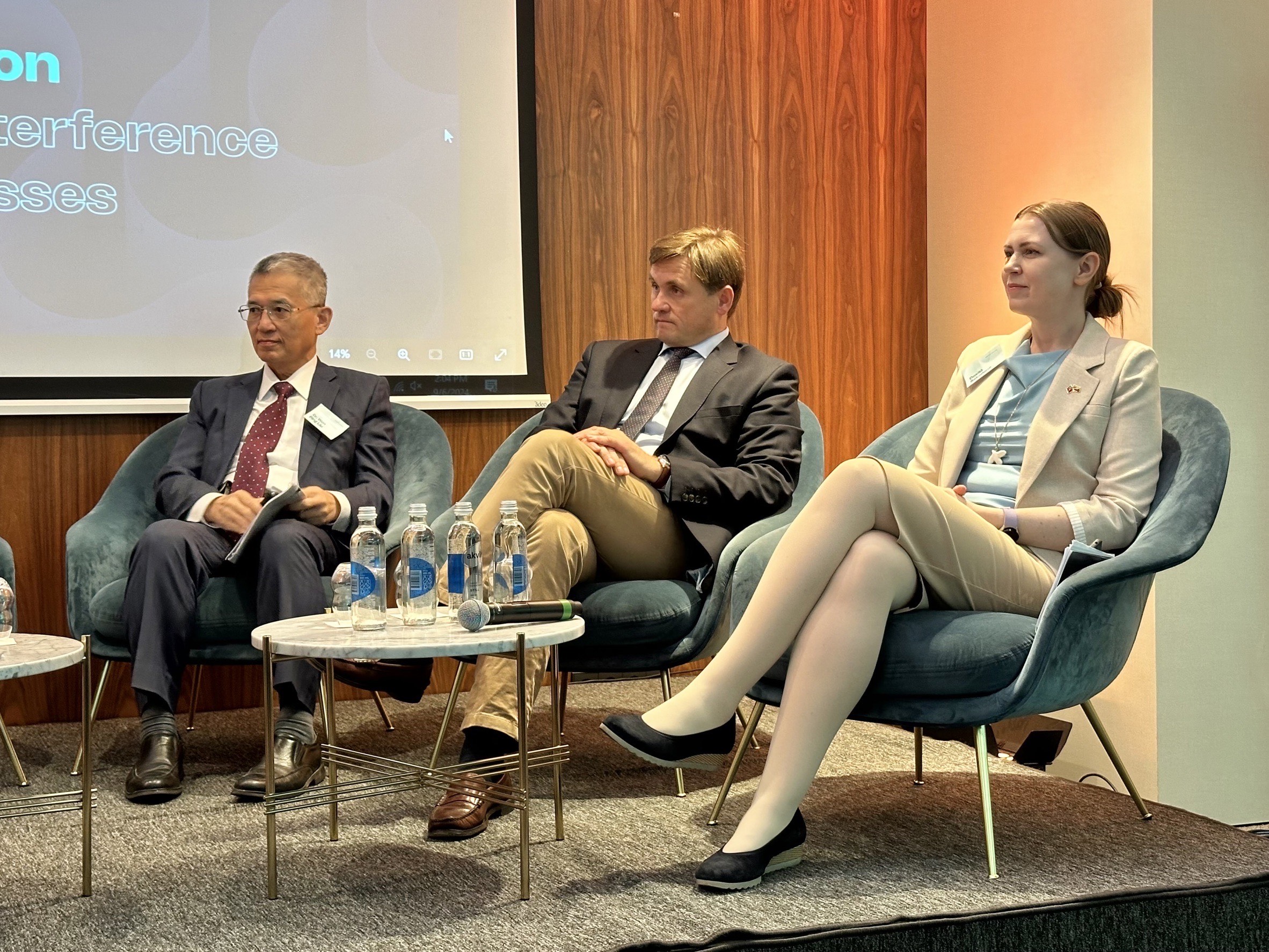 台灣認知戰專家劉文斌(左)參加GCTF海外工作坊主題座談。(劉文斌提供)