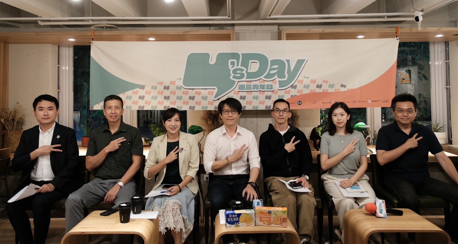 Y’s Day「週三青年日」11日探討台灣如何邁入聯合國議題。圖左起陳冠廷  陳乃瑜 林子立 董思齊 李可心 譚偉恩 周德望。(圖:台灣智庫提供)