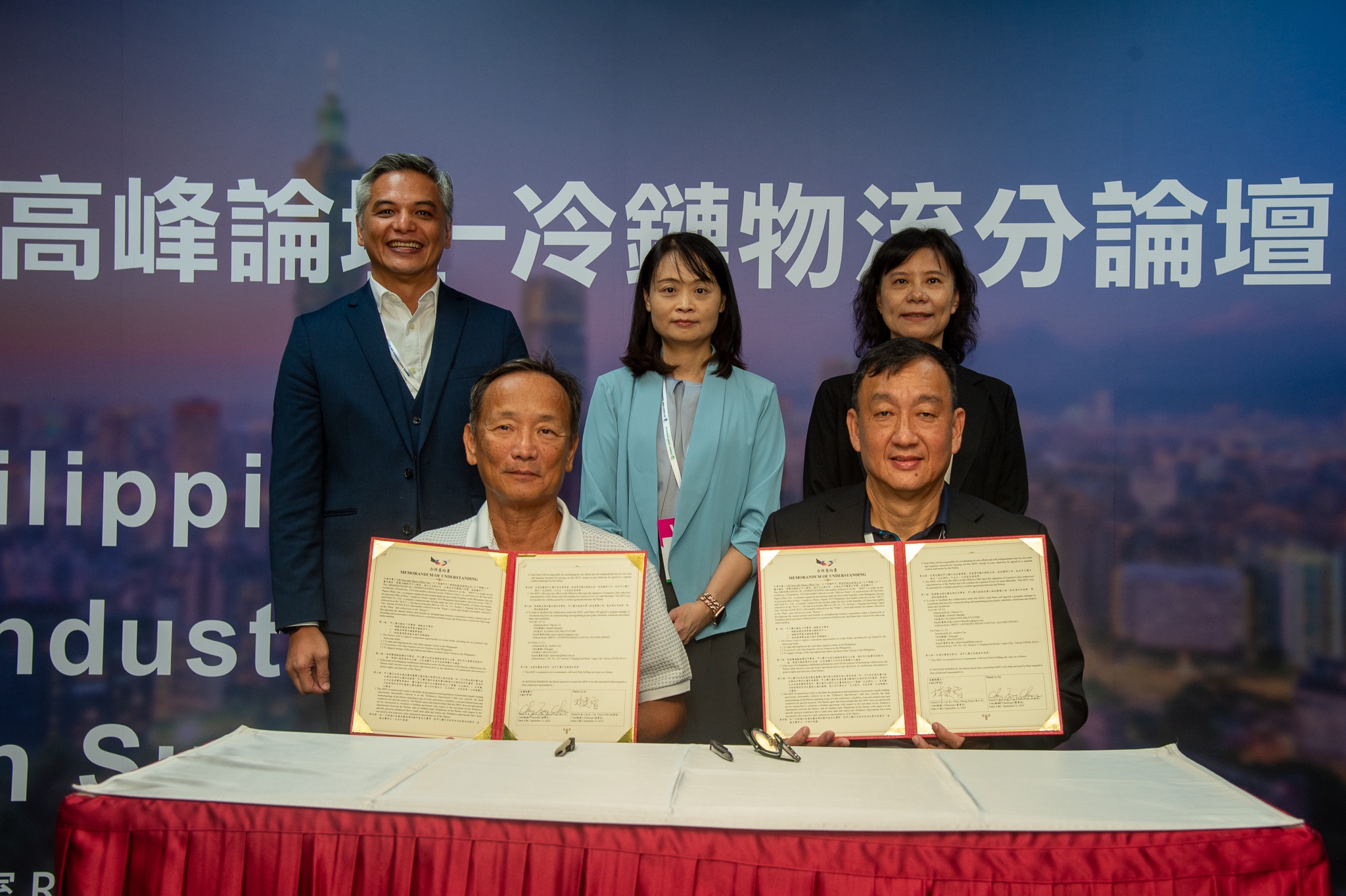 經濟部商業發展署12日舉辦「2024台菲產業鏈結高峰論壇-冷鏈物流分論壇」，菲律賓業者C&J Specialty Papers與台灣業者邰利公司簽署合作備忘錄(MOU)。(圖：經濟部商業發展署)