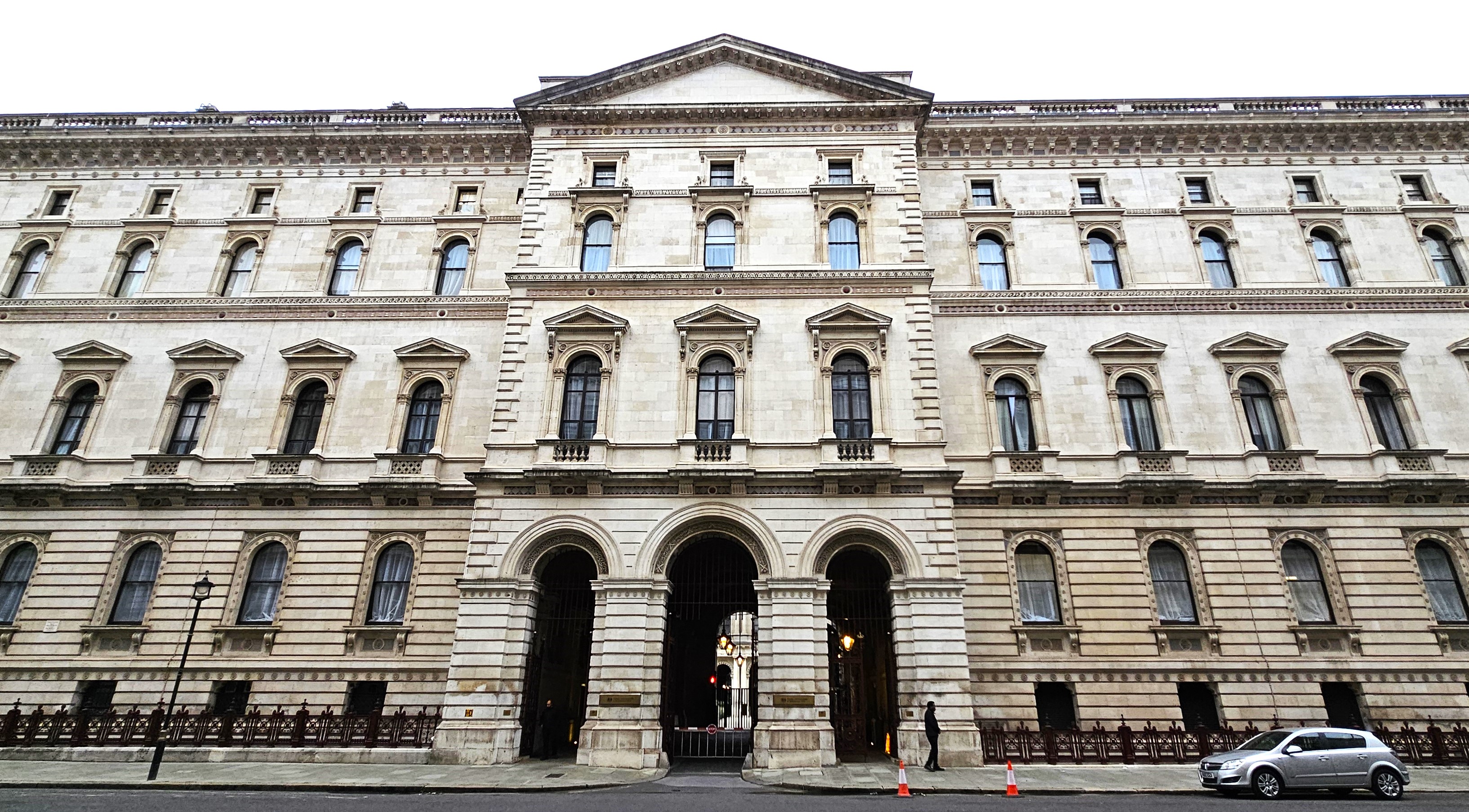 英國日前宣布停售部份武器給以色列，實有安撫內部情緒與外交政策上的考量，政治意義大於軍事。圖為英國外交部大樓。 (圖：黃貞貞 攝)