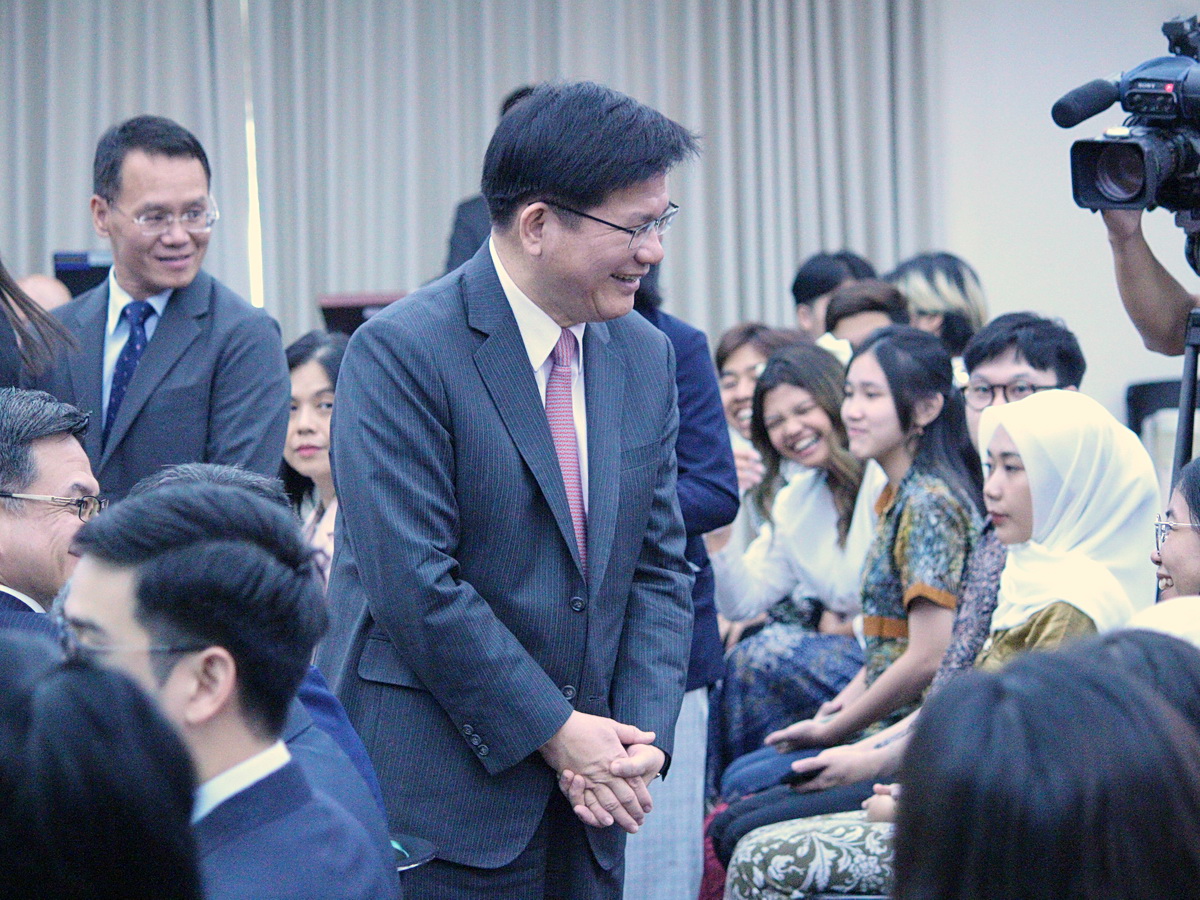 外交部長林佳龍13日主持「連結新南向菁英培育專班」五校聯合開學典禮，主動與來台參訓學員親切互動 (央廣記者王照坤 攝)