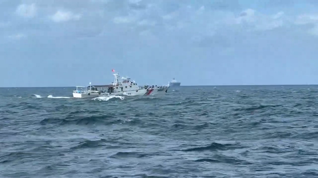四艘中國海警船13日上午再度襲擾我國金門水域，海巡署金馬澎分署立即調度四艘巡防艇對應監控並蒐證驅離。（海巡署提供）