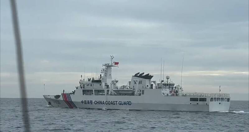 中秋節前夕，中國海警船繼13日航入金門水域，14日上午再度有4艘海警船接近限制水域，海巡派出4艘巡防艇驅離。（海巡署提供） (圖：中央社)